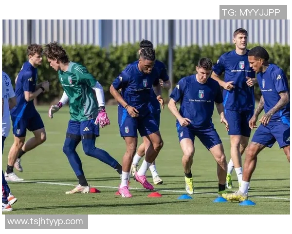 足球明星齐聚一堂合影留念展现团结与友谊的精彩瞬间